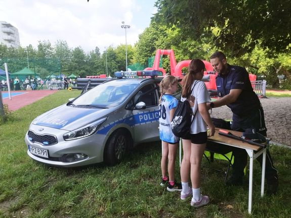 Policjant na pikniku.