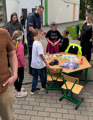 Policjant na pikniku.