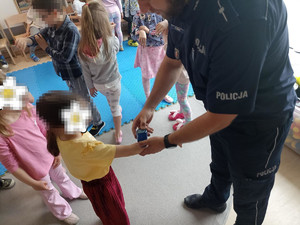 Policjant z dziećmi.