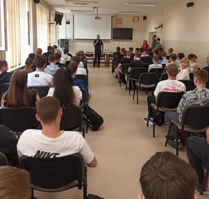 Policjant z uczniami.