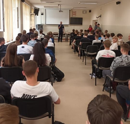 Policjant z uczniami.
