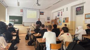 Policjant z uczniami.