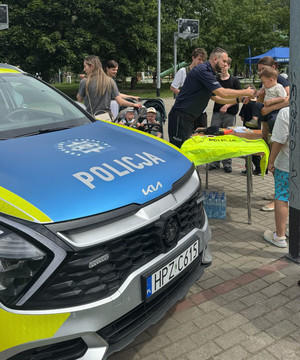 Policjant na pikniku.