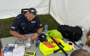 Policjant na pikniku.