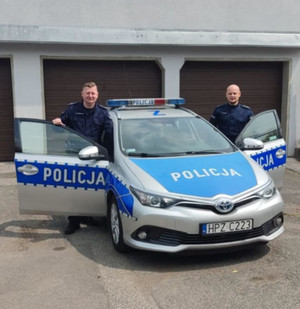 Policjanci z radiowozem