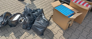 Papierosy w workach i pudełkach.