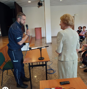 Policjant na spotkaniu z seniorami.