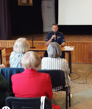Policjant na spotkaniu z seniorami.