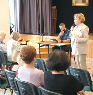 Policjant na spotkaniu z seniorami.