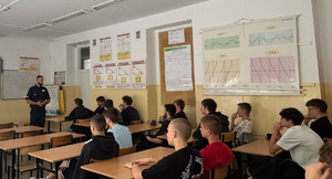 Policjant z uczniami.