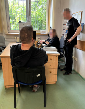 Policjanci z zatrzymanym.