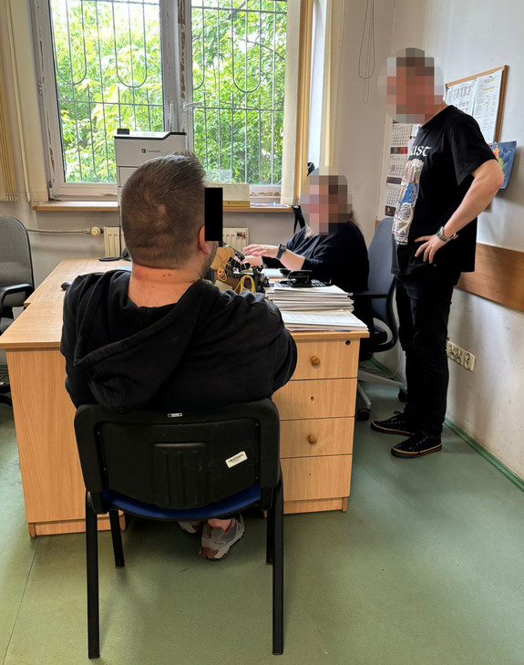 Policjanci z zatrzymanym.