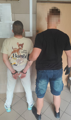Policjant z zatrzymanym.