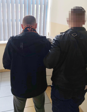 Policjant z zatrzymanym.