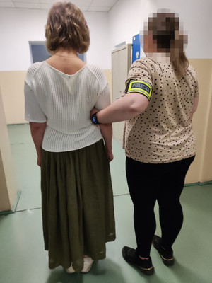Policjantka z zatrzymaną.