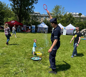 Policjant na pikniku.