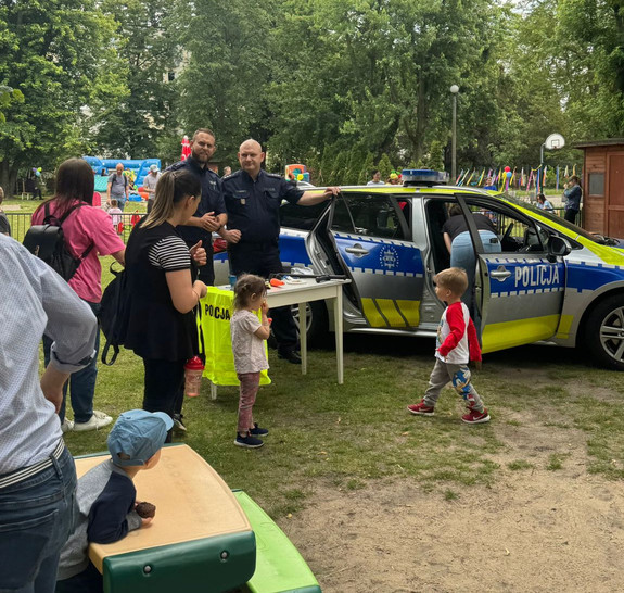 Policjanci na pikniku.