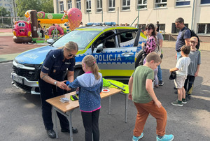 Policjantka na pikniku.