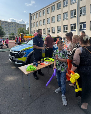 Policjant na pikniku.