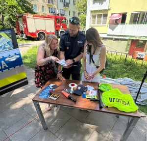 Policjant na pikniku.
