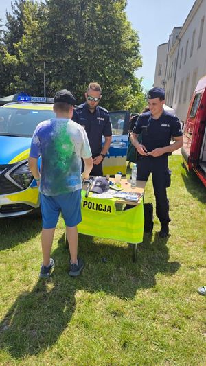 Policjanci na pikniku.