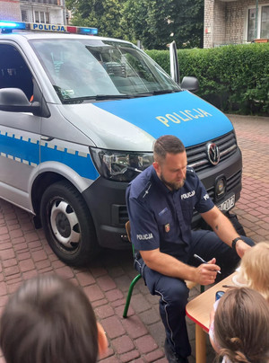 Policjant na pikniku.