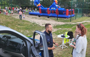 Policjant na pikniku.
