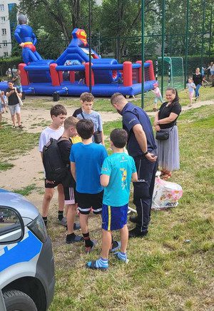 Policjant na pikniku.