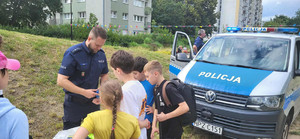 Policjant na pikniku.