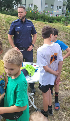Policjant na pikniku.