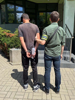 Policjant z zatrzymanym.