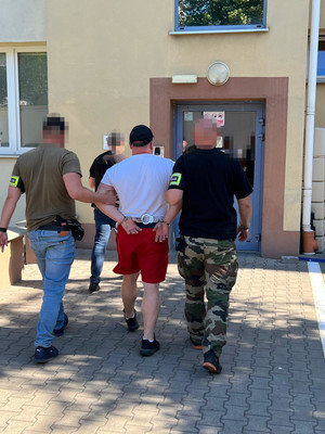 Policjanci z zatrzymanym.