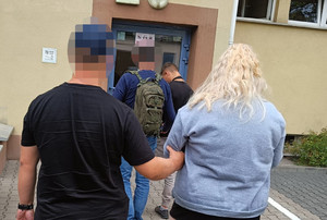 Policjant z zatrzymaną.