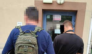 Policjant z zatrzymanym.