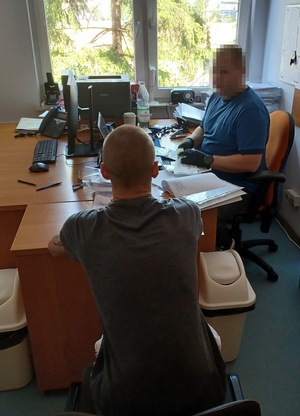 Policjant z zatrzymanym.