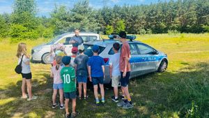 Policjant na pikniku.