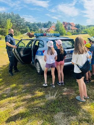 Policjant na pikniku.