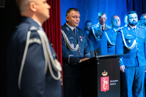 Policjant przemawia.