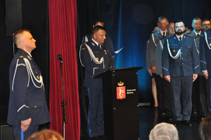 Policjanci stoją na baczność.