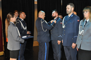 Policjant przypina medal