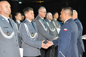 Policjant podaje rękę.