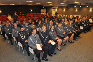 Policjanci siedzą.