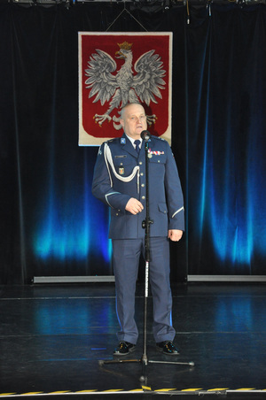 Policjant przemawia.