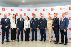Wspólne zdjęcie policjantów i osób cywilnych.