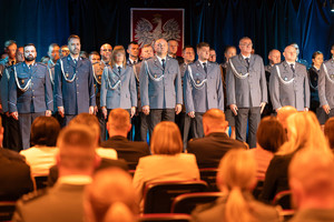 Policjanci stoją.