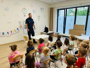Policjant z dziećmi.