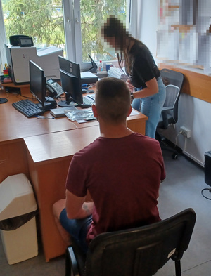 Policjantka z zatrzymanym.