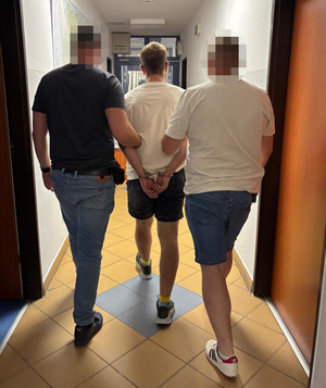 Policjanci z zatrzymanym.