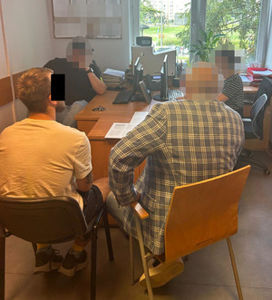 Policjanci z zatrzymanym.