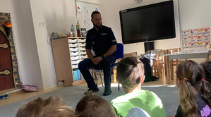 Policjant z dziećmi.